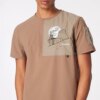 Discovery Expedition Koyu Bej Erkek Bisiklet Yaka Relaxed Baskılı Su İtici T-Shirt D4SM-TST3252