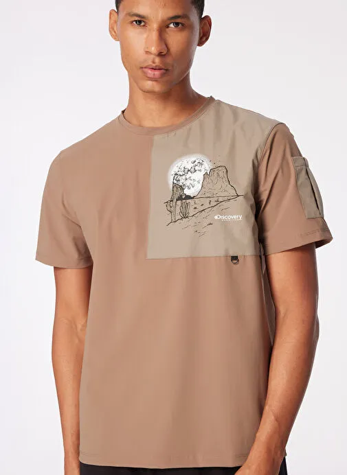 Discovery Expedition Koyu Bej Erkek Bisiklet Yaka Relaxed Baskılı Su İtici T-Shirt D4SM-TST3252